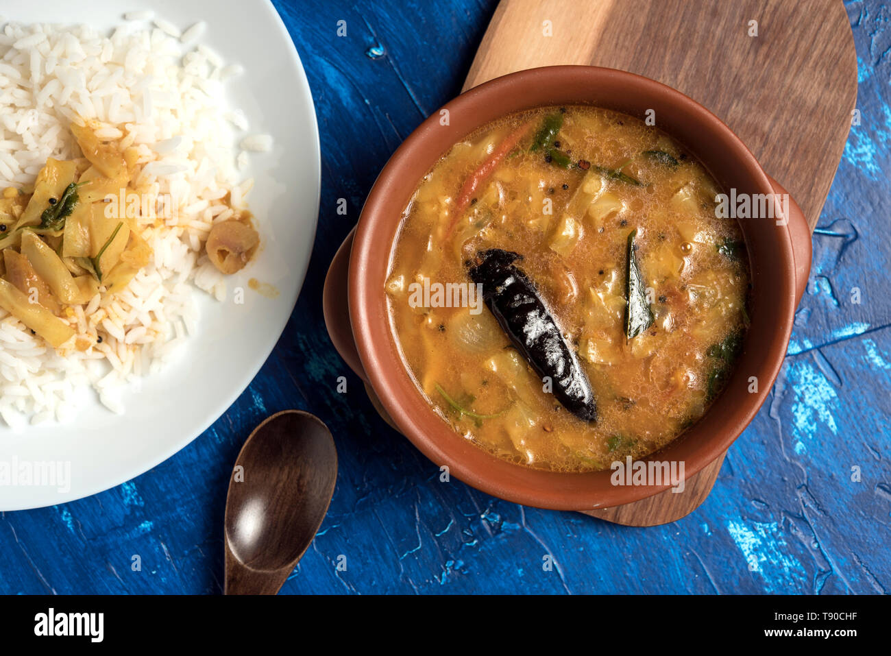 Indisches Gemüsecurry mit Reis Stockfoto