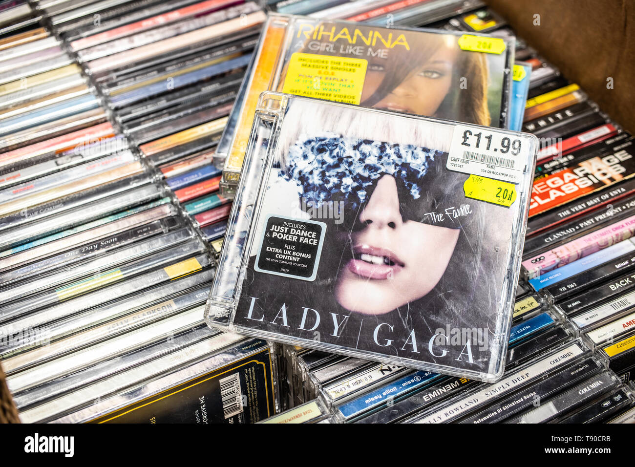 Corato, Polen, 11. Mai 2019: Lady Gaga CD-Album der Ruhm 2008 auf Anzeige für Verkauf, berühmten amerikanischen Sänger und Songwriter, Sammlung von CD-Musik Stockfoto
