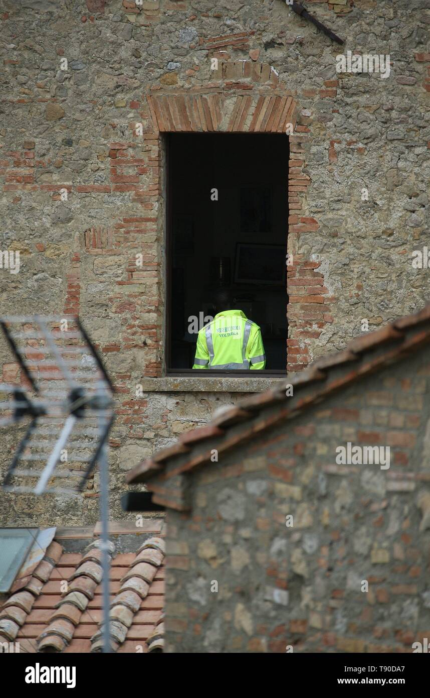 Hohe Vis Jacke in einem Fenster eines Hauses in der bergspitze Stadt Volterra in der Toskana Italien Europa EU 2018 Stockfoto