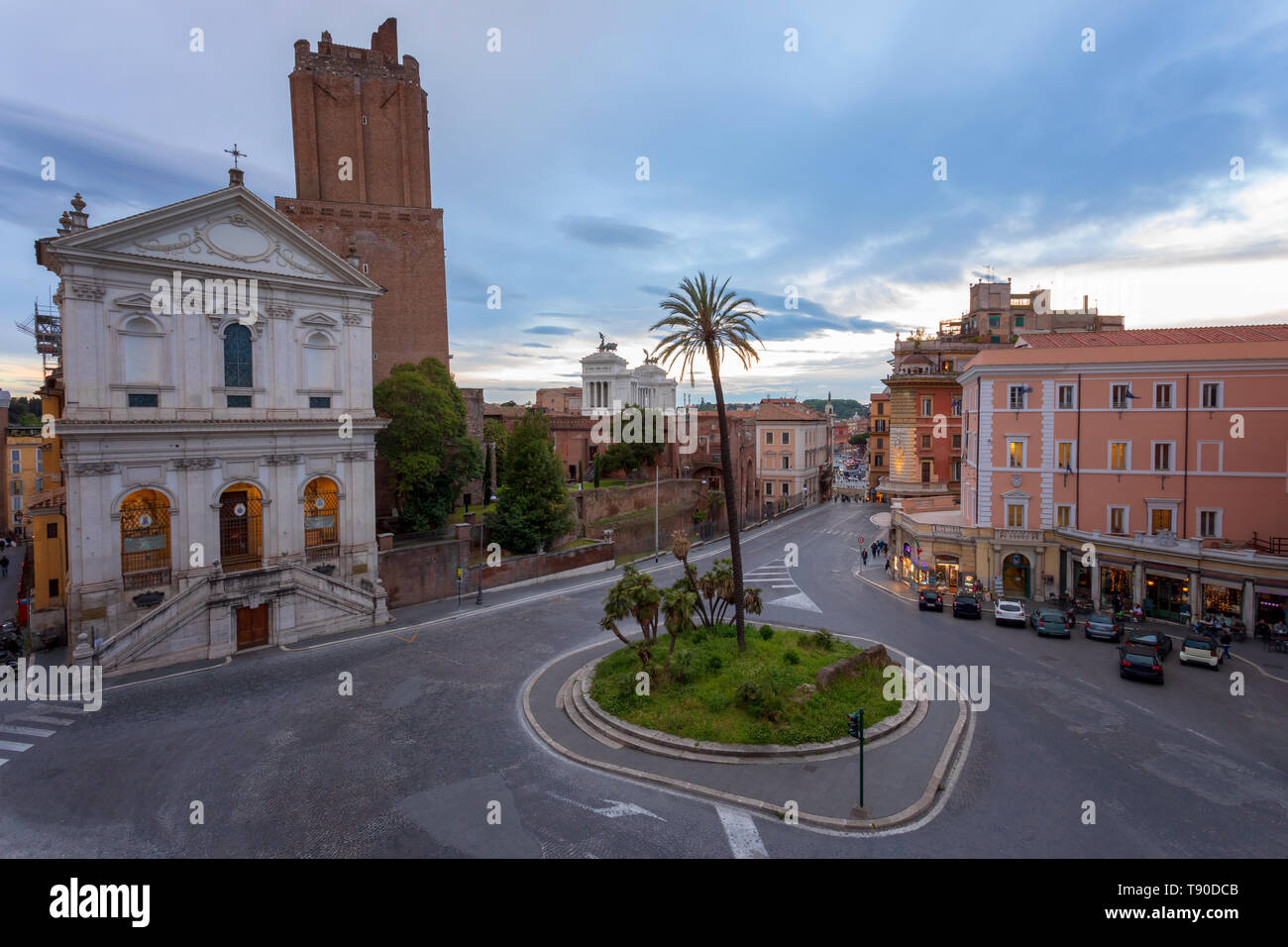 Rom Italien Stadtbild - Kreisverkehr in der Stadt mit Autos und Fußgänger. Kirche der Heiligen Katharina von Siena, Torre delle Milizie. Stockfoto