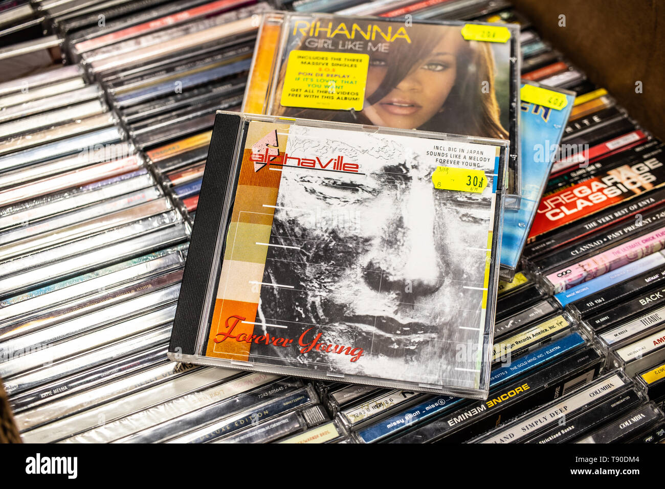 Corato, Polen, 11. Mai 2019: Alphaville CD Album Forever Young 1984 auf Anzeige für Verkauf, der berühmten Deutschen Synth-pop band, Sammlung von CD musik album Stockfoto