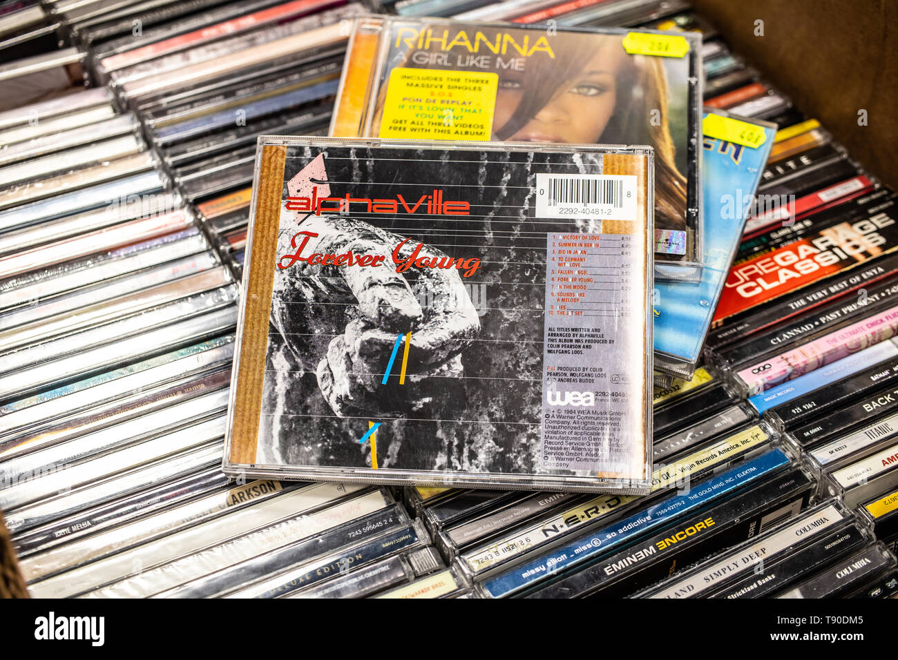 Corato, Polen, 11. Mai 2019: Alphaville CD Album Forever Young 1984 auf Anzeige für Verkauf, der berühmten Deutschen Synth-pop band, Sammlung von CD musik album Stockfoto