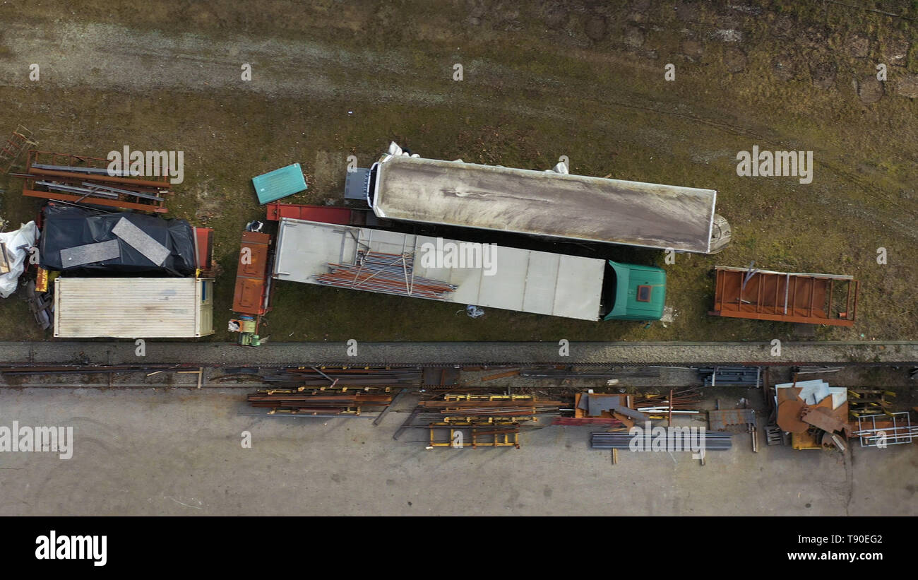 Schrott Maschinen und Lastwagen auf Hof, von oben nach unten Luftbild Stockfoto