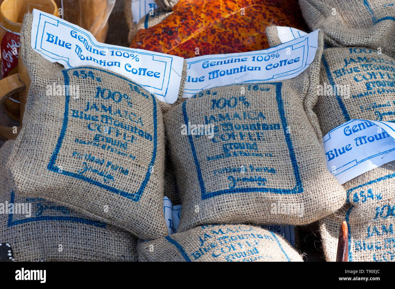 Sackleinen Taschen von Jamaica Blue Mountain Kaffee zum Verkauf am Strand Markt Stockfoto