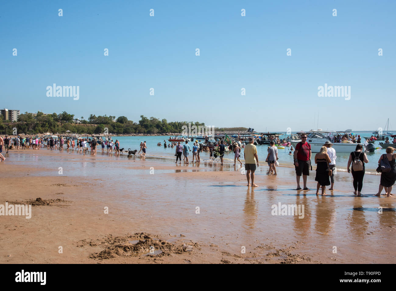 Darwin, Northern Territory, Australia-July 22,2018: Timor Sea am Mindil Beach mit Massen während der Bier Regatta in Darwin, Australien Stockfoto