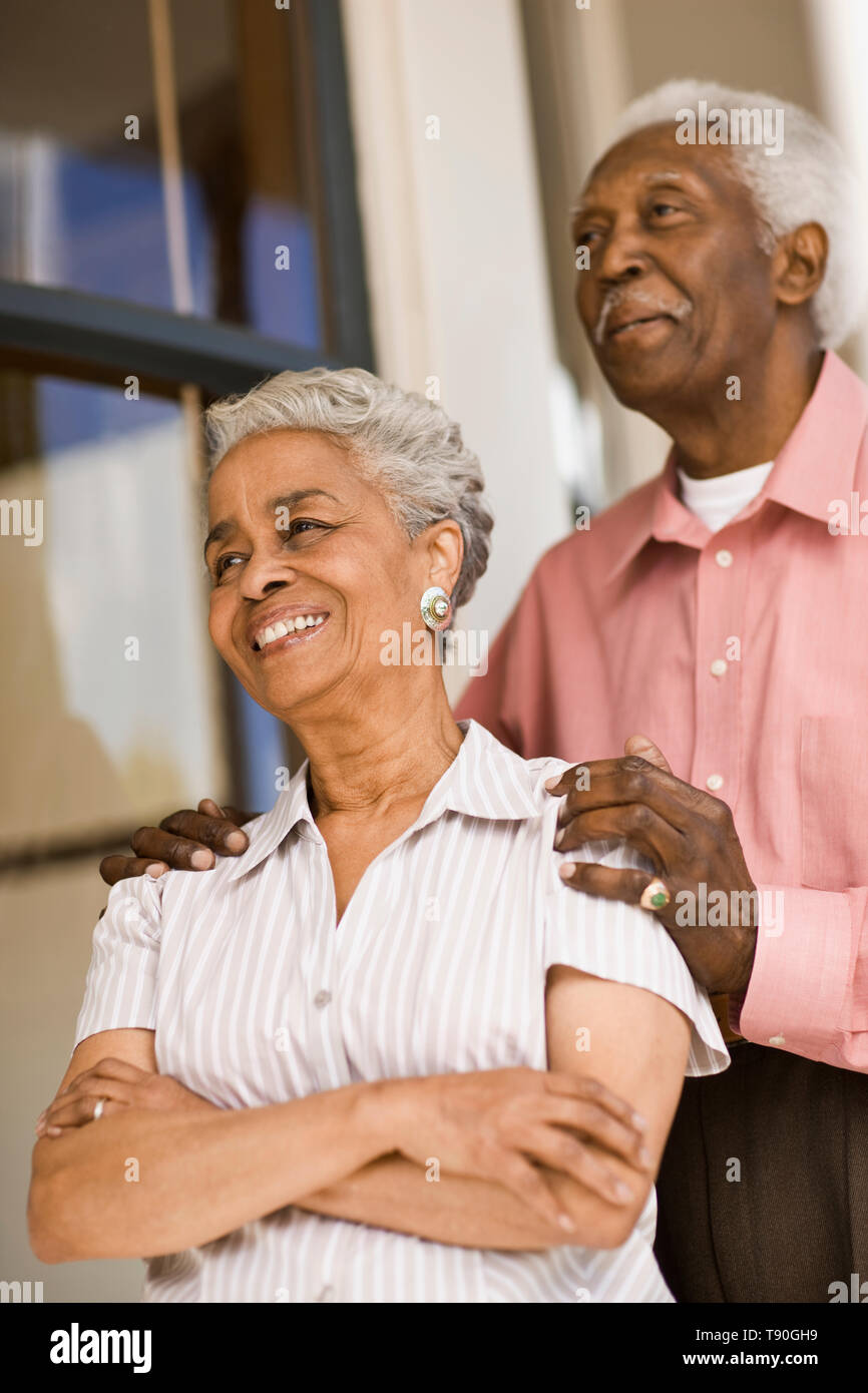 Senior Afrikanische Amerikanische paar Lächeln während der ständigen berufskranheiten ein Haus. Stockfoto