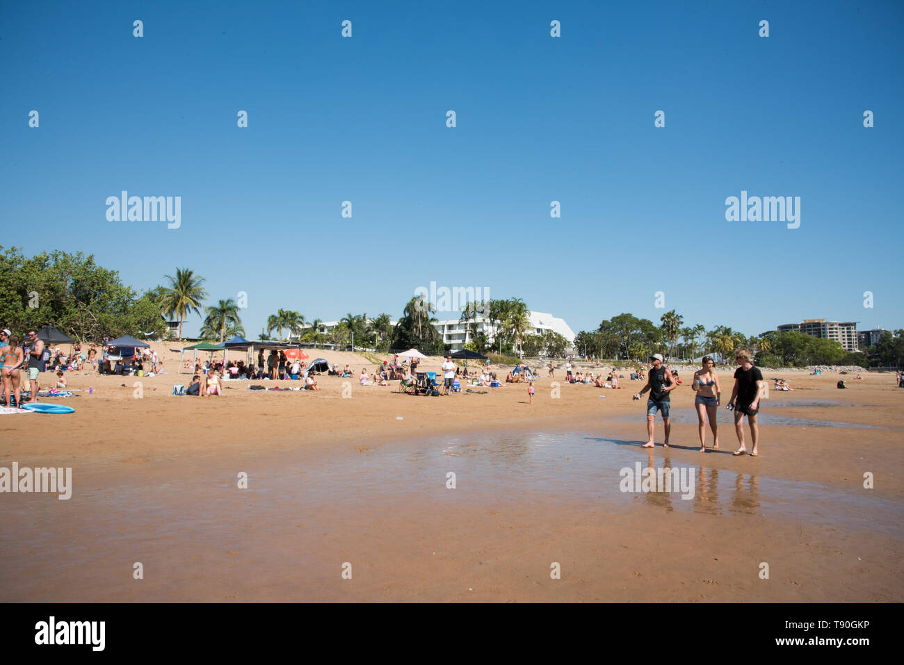 Darwin, Northern Territory, Australia-July 22,2018: Mindil Beach Szene mit Massen während der Bier Regatta in Darwin, Australien Stockfoto