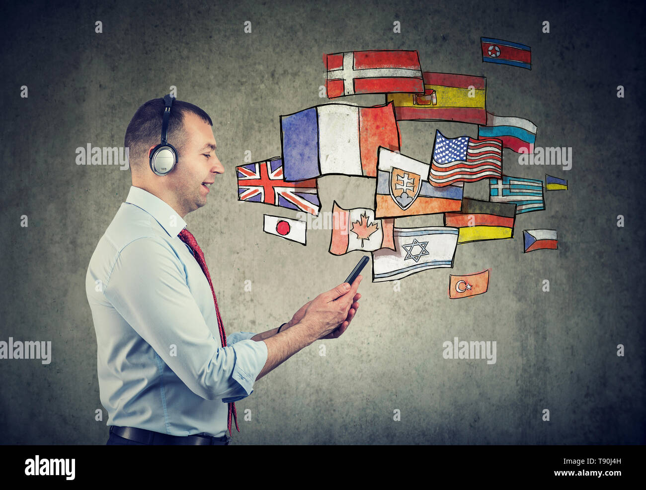 Business Mann in Kopfhörern über Handy app lernen verschiedene Sprachen Stockfoto