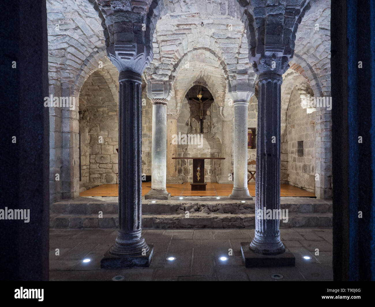 Abbadia San Salvatore, Italien - 24 April 2019: Innenraum mit Säulen in einer Gruft. Stockfoto