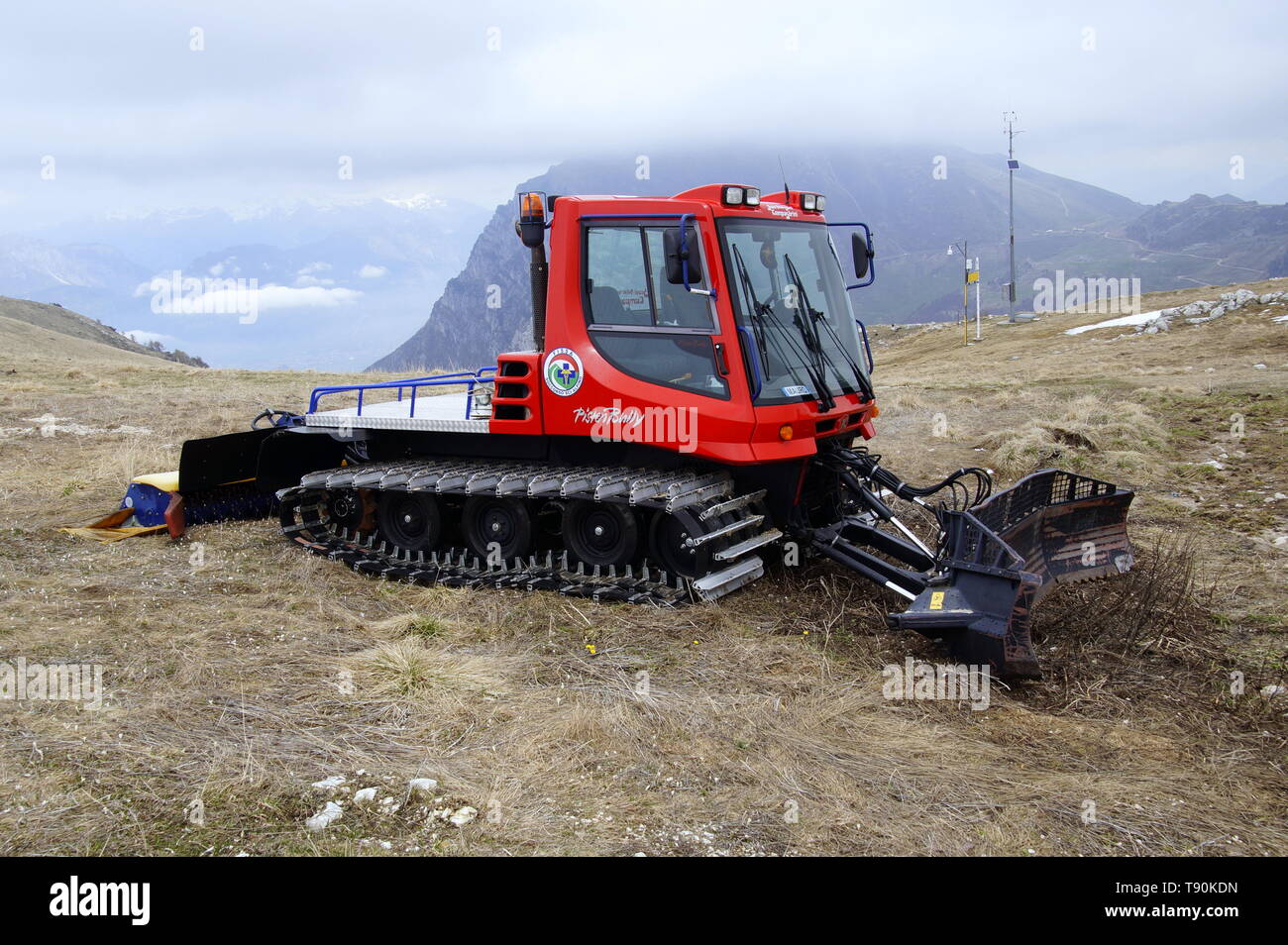 Malcesine, Verona, Italien - 25 April 2019: roten PistenBully auf der Spitze eines Berges. PistenBully ist ein Multi Purpose all terrain Caterpillar. Stockfoto