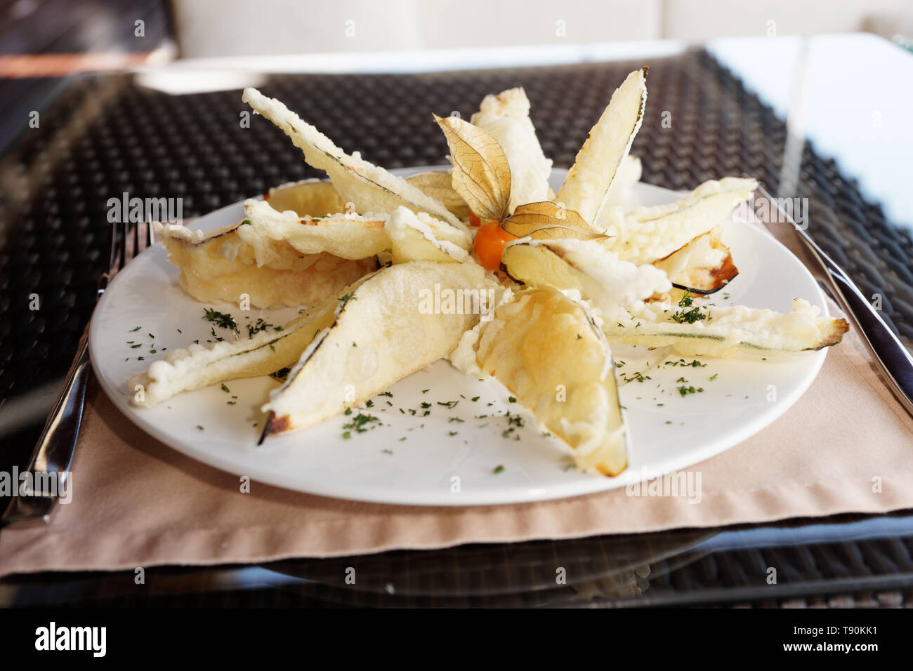 Frittierte Auberginen in Tempura Beschichtung auf Platte Stockfoto