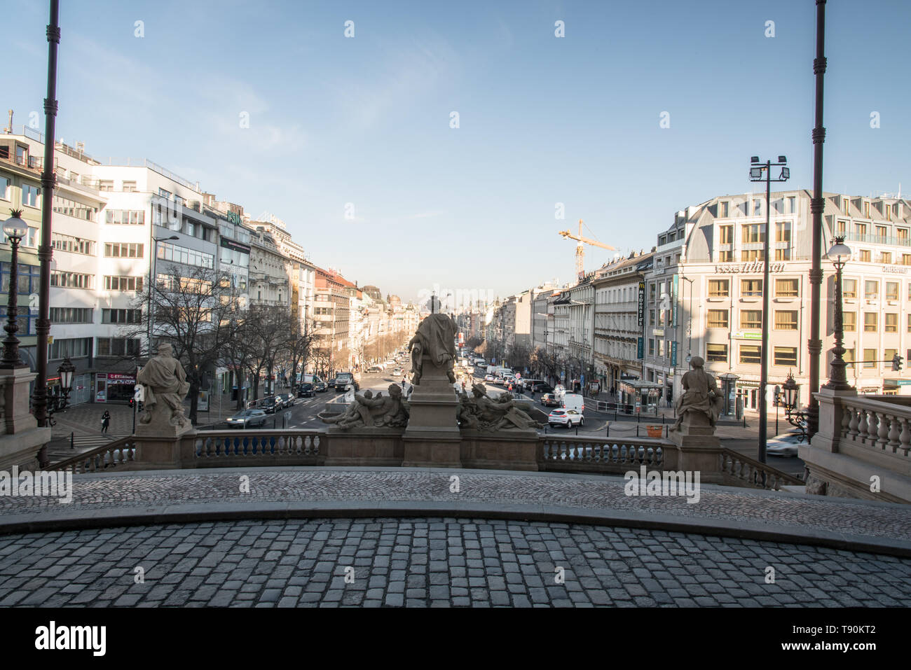 Vaclavske namesti Platz von Narodni muzeum Eingang in Praha City in der Tschechischen Republik während schöner Morgen mit blauem Himmel Stockfoto