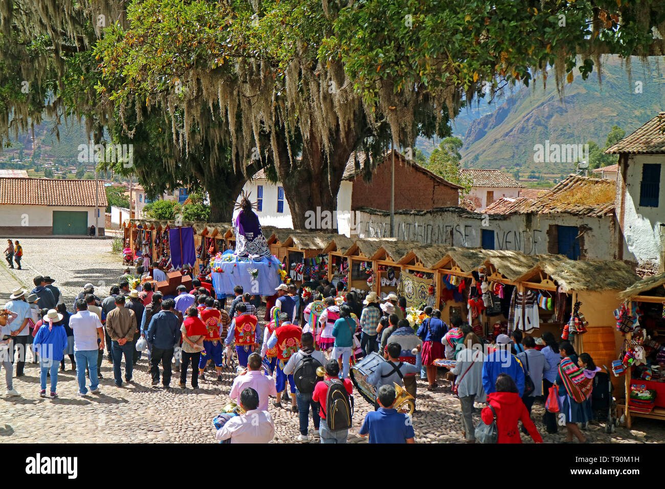 Parade der Himmelfahrt von San Pedro Apostol de Andahuaylillas Kirche, Stadt Andahuaylillas, Cusco Region, Peru, Südamerika Stockfoto