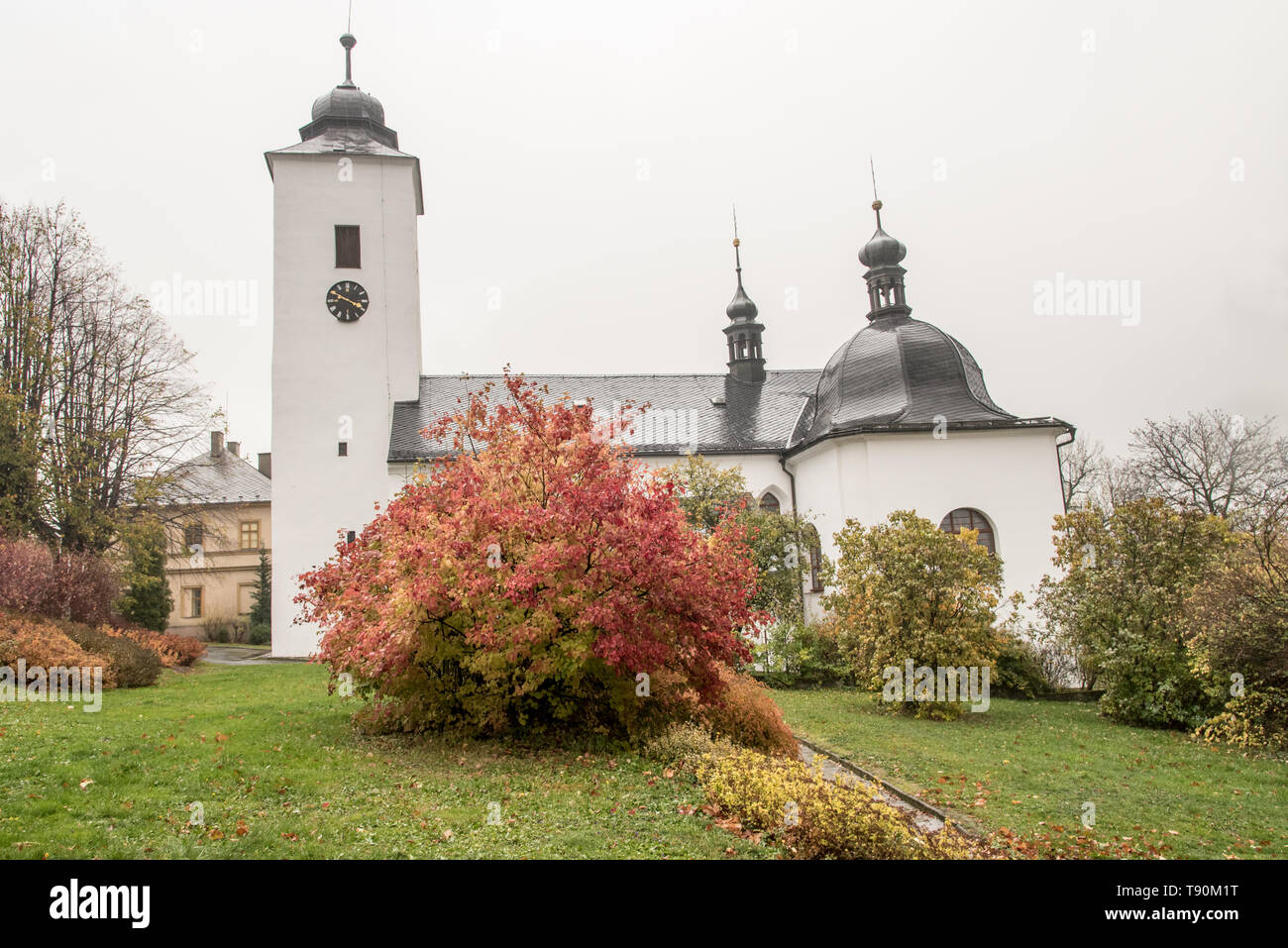 Kostel sv. Mari Magdaleny in Horni Mesto in der Nähe von Rymarov Stadt in der Tschechischen Republik im 17. Jahrhundert während der trübe Herbst Tag gebaut Stockfoto
