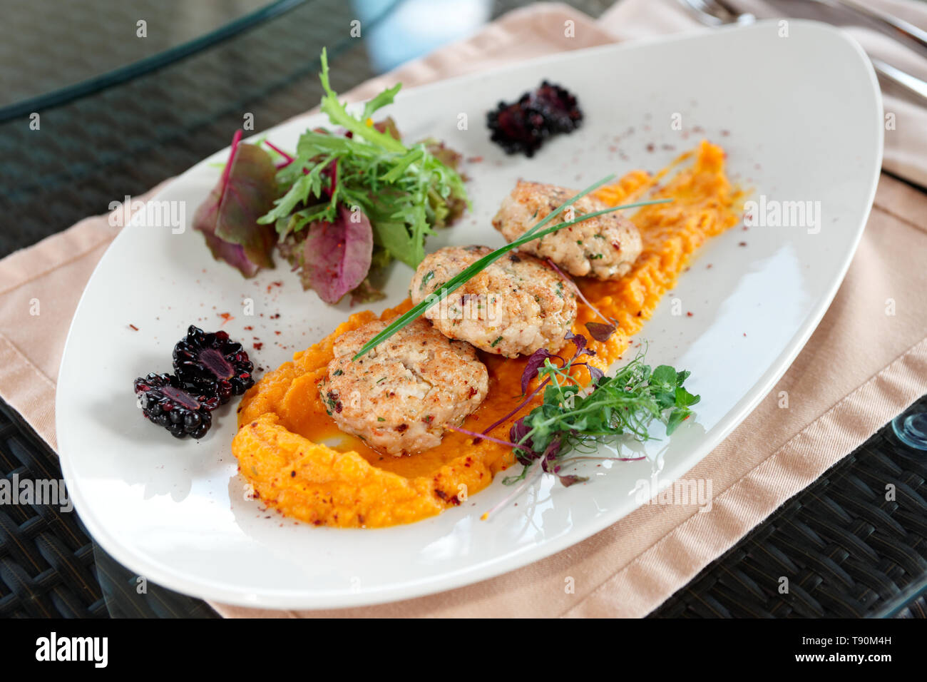 Weißes Fleisch patty Kuchen mit Kürbis Brei Stockfoto