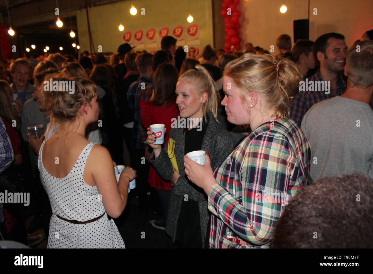 Junge Menschen nach der dänischen Parlamentswahl 2011 Stockfoto