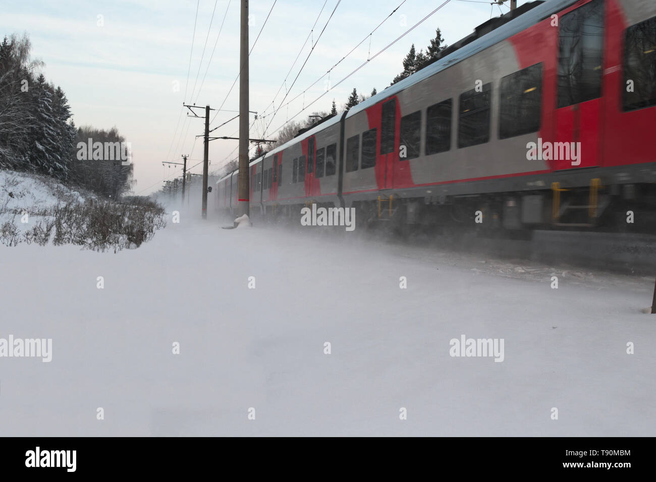 Hochgeschwindigkeitszug im Winter Stockfoto