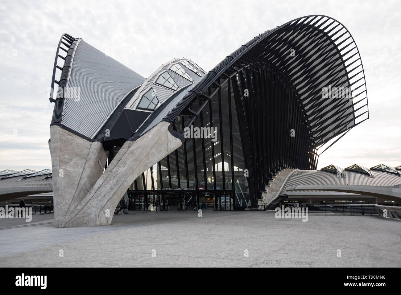Der TGV Bahnhof Lyon Saint-Exupéry (franz.: Gare de Saint-Exupéry TGV) ist ein fernverkehrsbahnhof am Flughafen Lyon Saint-Exupéry, etwa 20 Kilometer Stockfoto