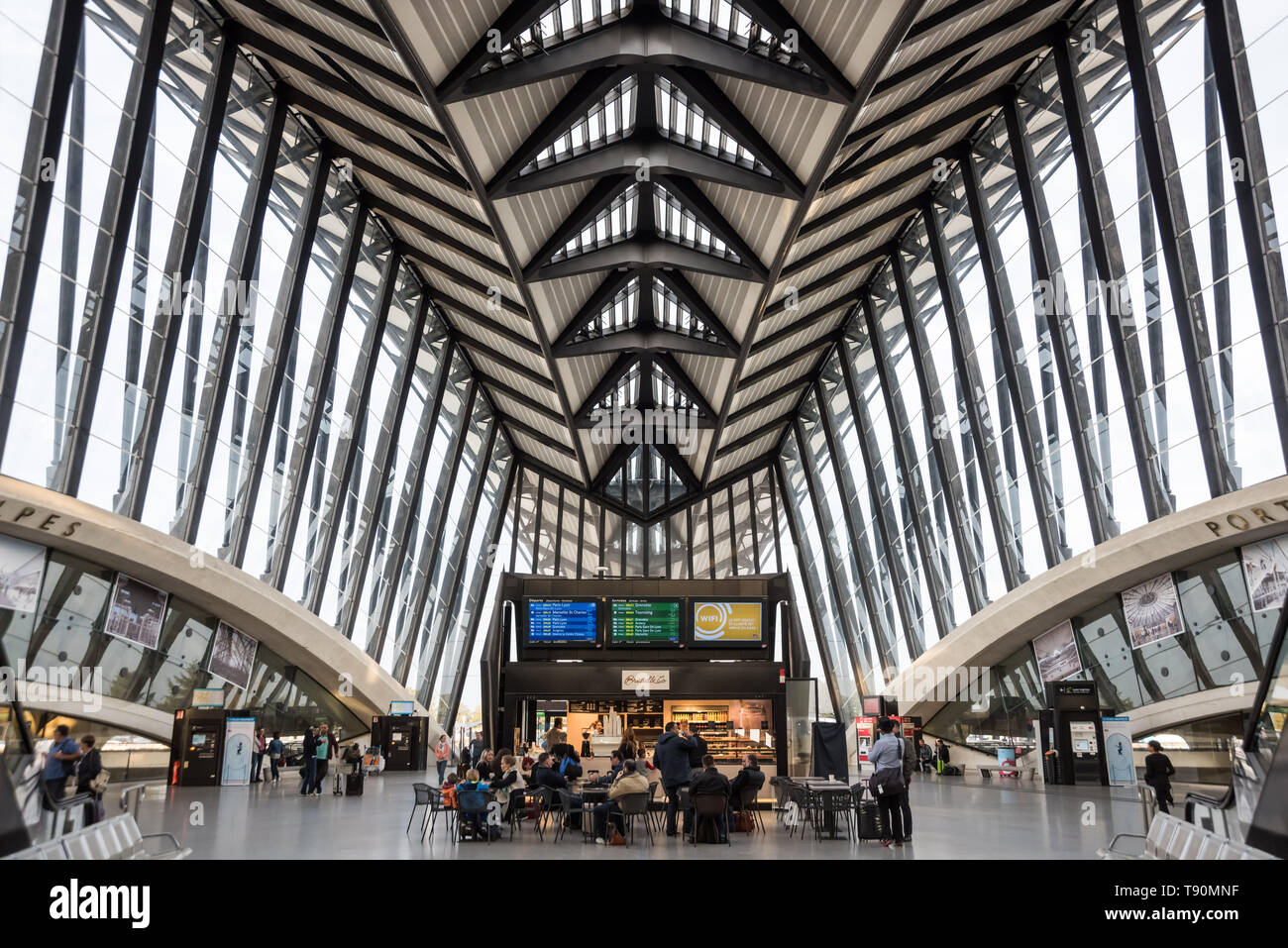 Der TGV Bahnhof Lyon Saint-Exupéry (franz.: Gare de Saint-Exupéry TGV) ist ein fernverkehrsbahnhof am Flughafen Lyon Saint-Exupéry, etwa 20 Kilometer Stockfoto