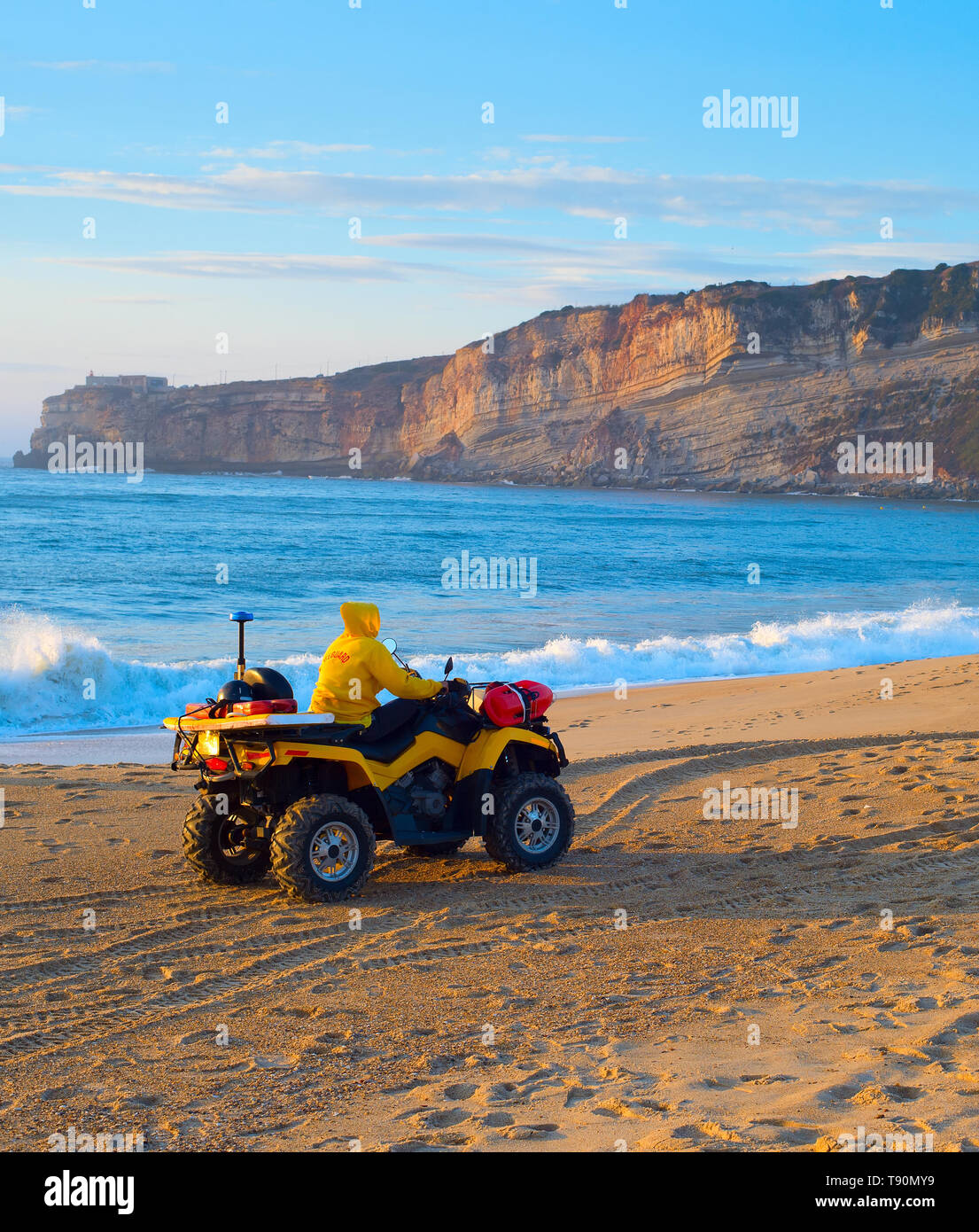 Rettungsschwimmer reiten ein Buggy am Strand bei Sonnenuntergang. Nazare, Portugal Stockfoto