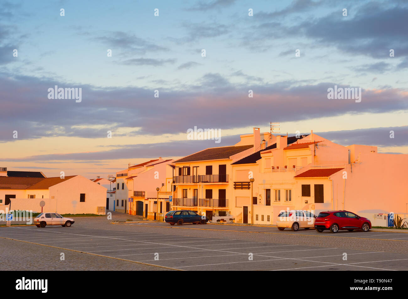Sunset View der traditionellen Portugal Stadt Architektur und die Autos auf dem Parkplatz. Baleal, Portugal Stockfoto