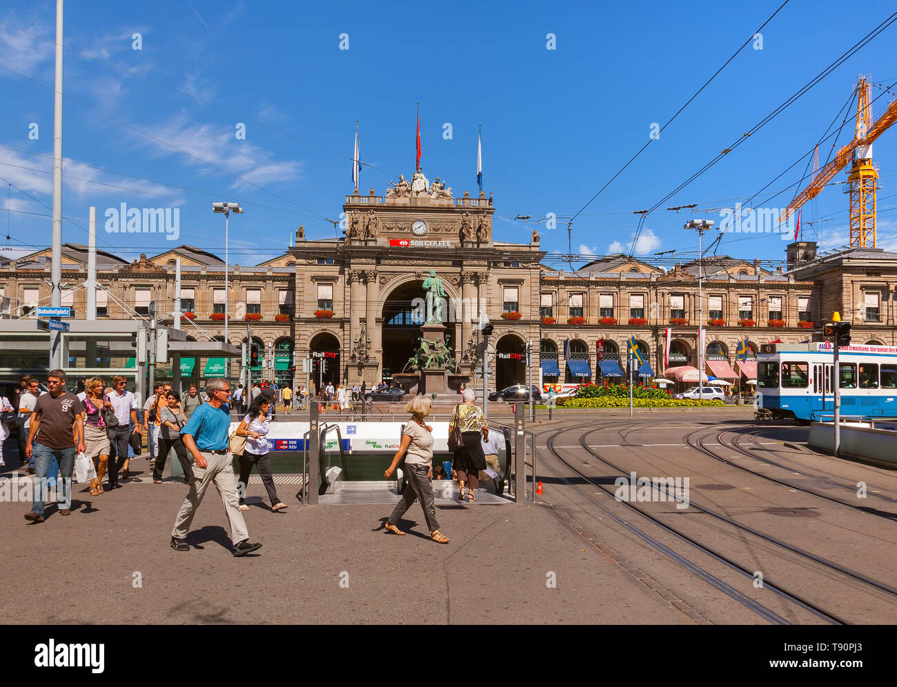 Gebäude der Zürich Hauptbahnhof, Bahnhofplatz Square, Blick von der Bahnhofstrasse street Stockfoto