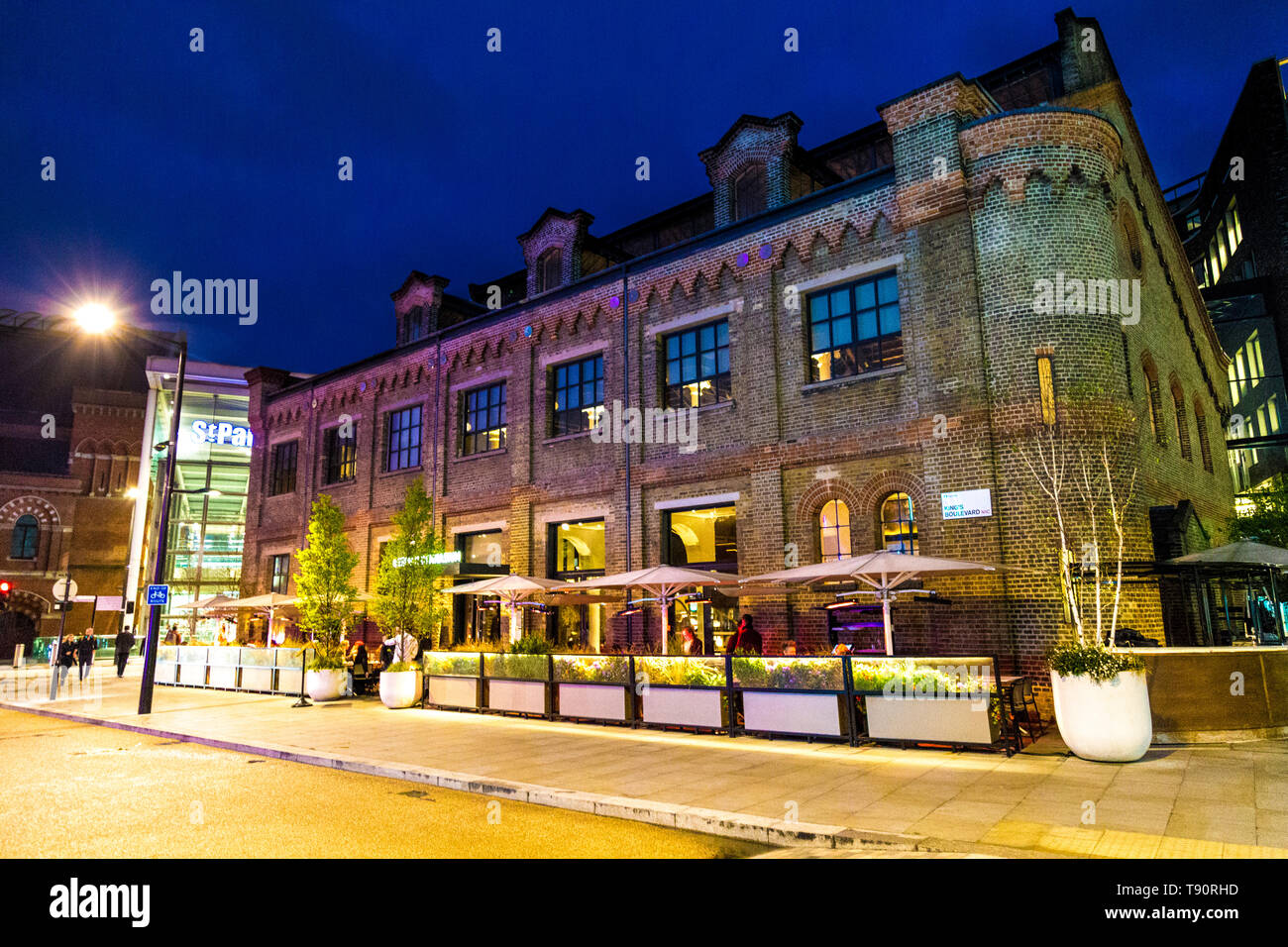 Die deutsche Fitnessraum Restaurant Gebäude nach der Sanierung bei 1 Kings Boulevard, King's Cross, London, UK Stockfoto