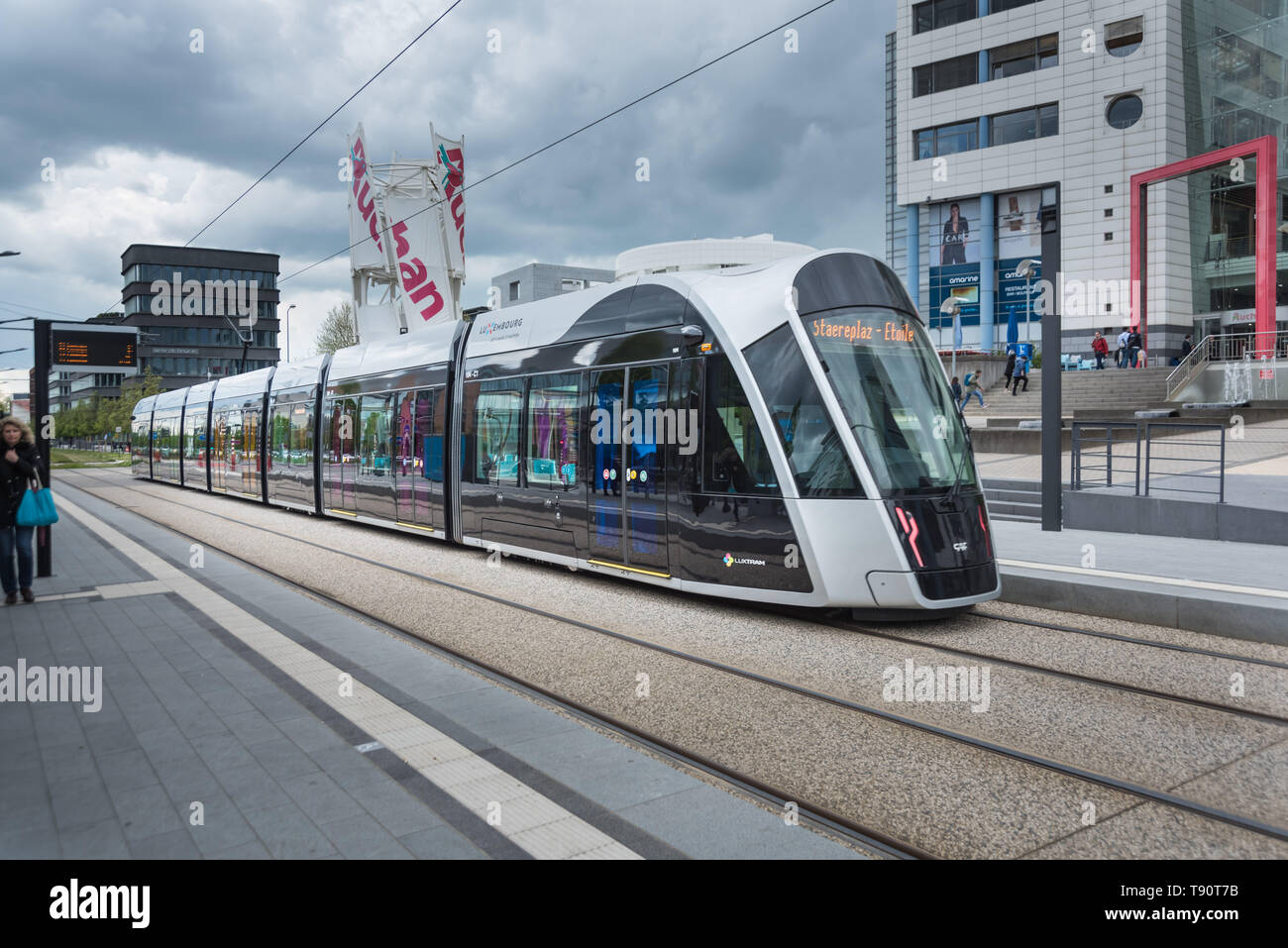 Stater Straßenbahn (Dt.: Städtische Straßenbahn) ist die Bahnlinie der luxemburgischen Hauptstadt Luxemburg, sterben bin 10 sterben. Dezember 2017 eröffnet wurde. D Stockfoto