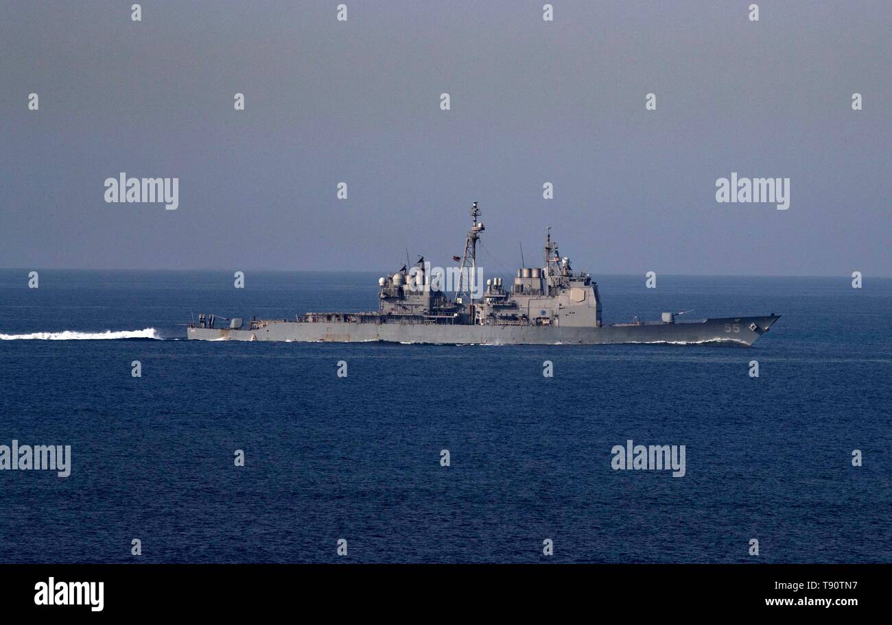 Die US-Marine Ticonderoga-Klasse geführte-missile Cruiser USS Leyte Gulf Transite der Bab Al-Mandeb Meerenge zwischen dem Jemen und Dschibuti Mai 12, 2019 vor der Küste von Jemen. Die Leyte Gulf ist Segeln mit dem Abraham Lincoln Carrier Strike Group. Stockfoto