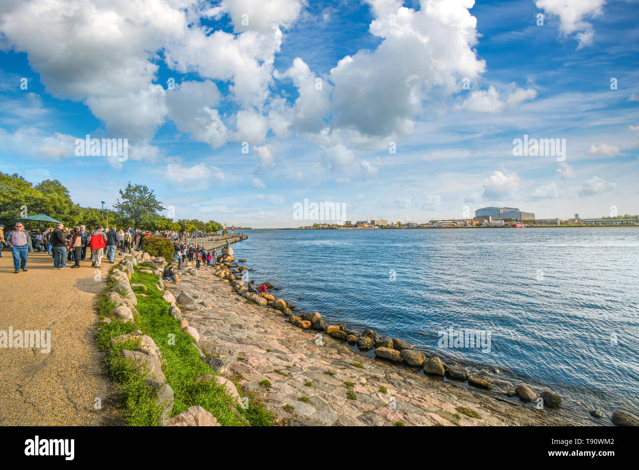 Touristen im Urlaub besuchen Sie die Statue der Kleinen Meerjungfrau auf der Promenade Langelinie in Kopenhagen, Dänemark. Stockfoto