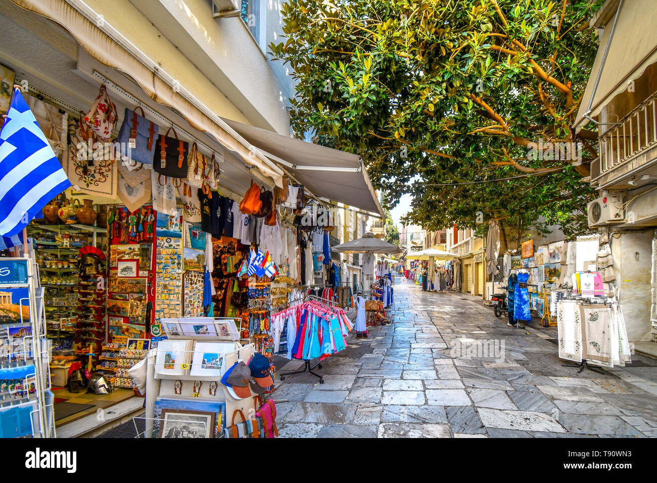 Ein typischer Tourist Street und Nachbarschaft im Plaka Viertel von Athen, Griechenland, mit Cafés, Souvenirs und Märkte Stockfoto
