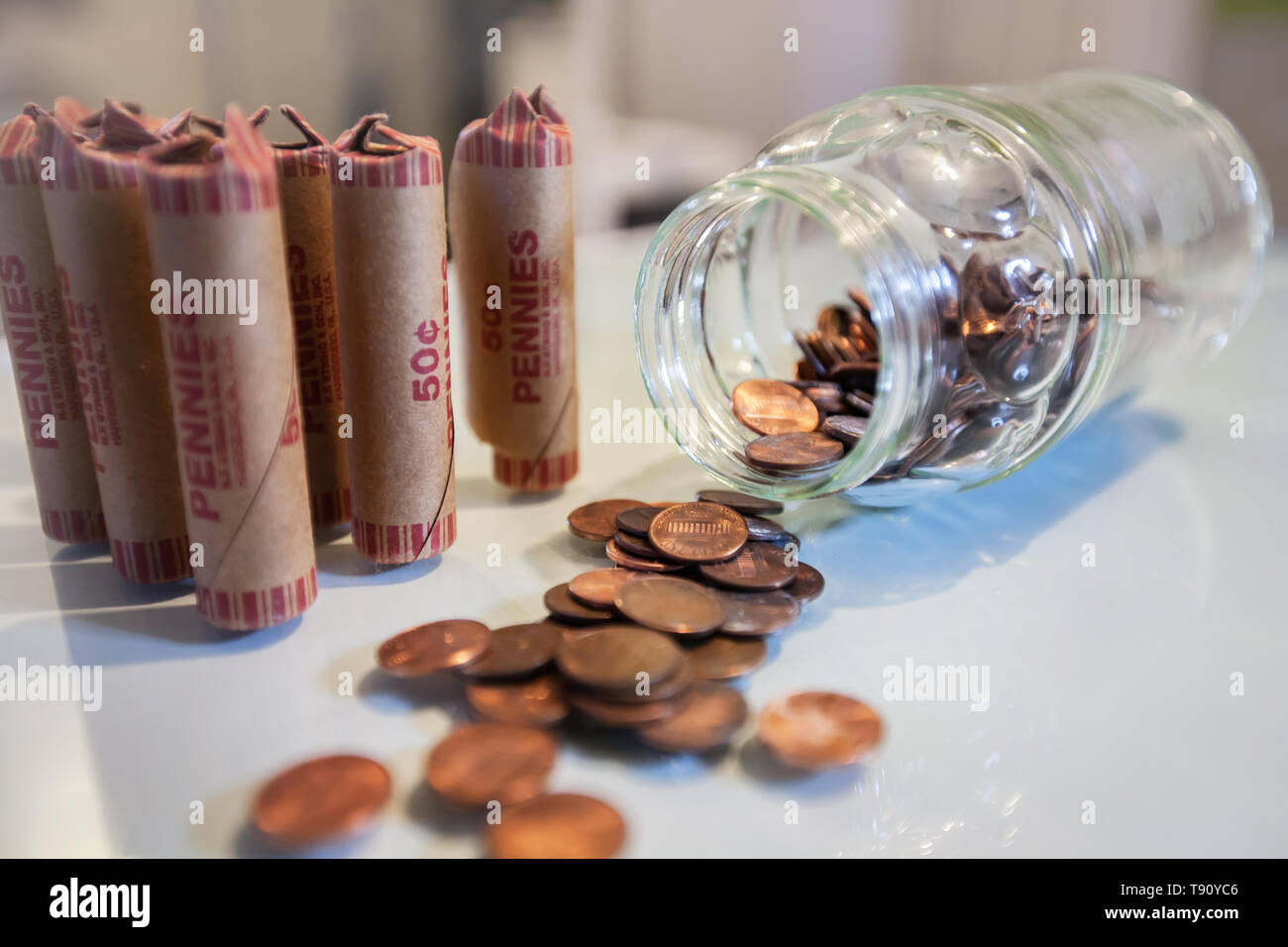 Amerikanische Münzen in Loose Change und Papierrollen für Geld zum Wechselkurs der Bank vorbereitet. Stockfoto