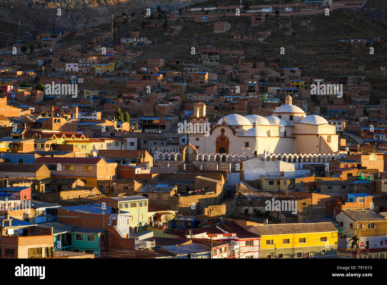 Panorama der Stadt Potosi, Bolivien in der Goldenen Stunde Stockfoto