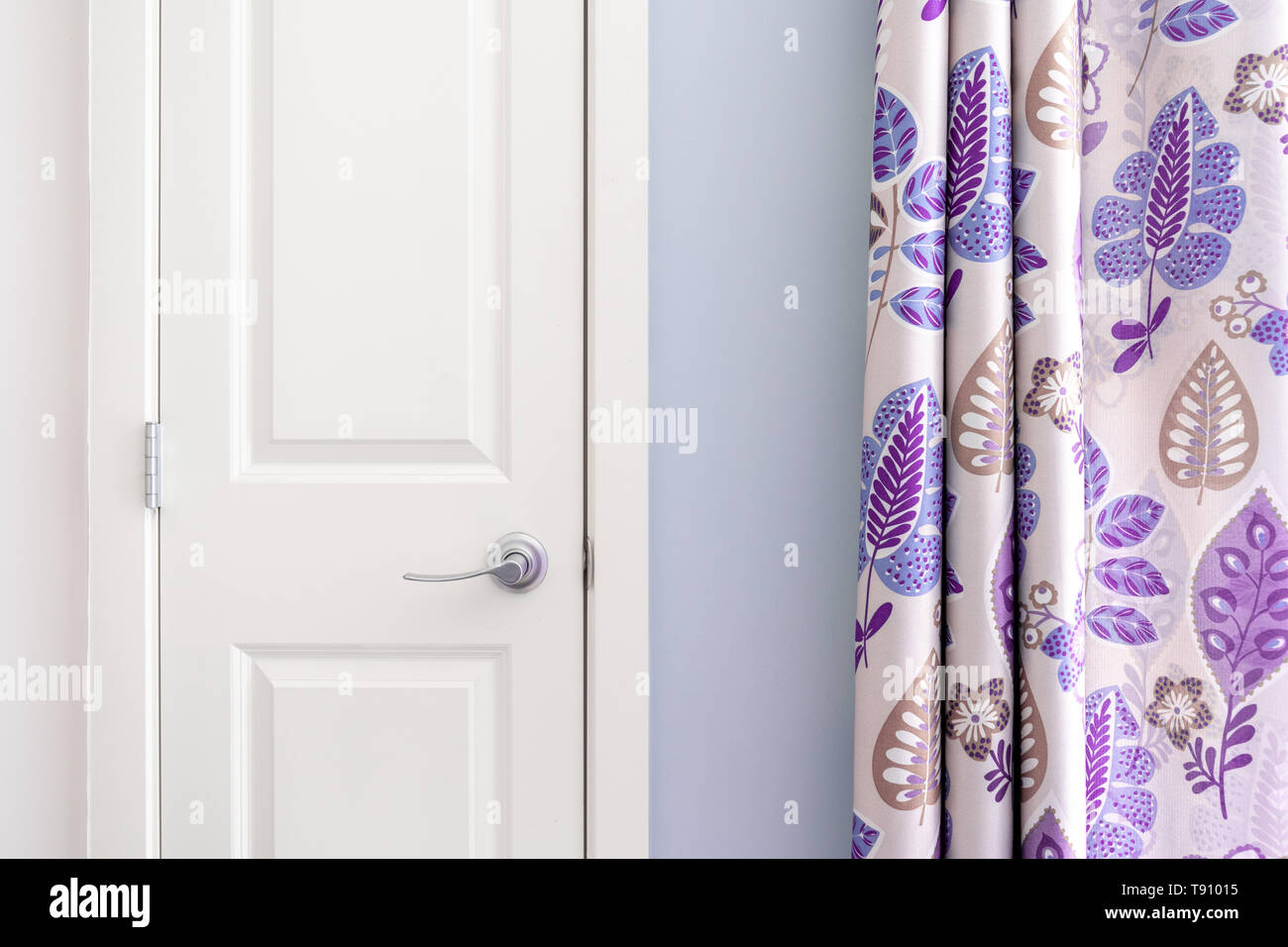 Home Interior Übersicht kolonial Schrank Tür mit lila Vorhang Dekor und hellen Blau gestrichene Wand. Stockfoto