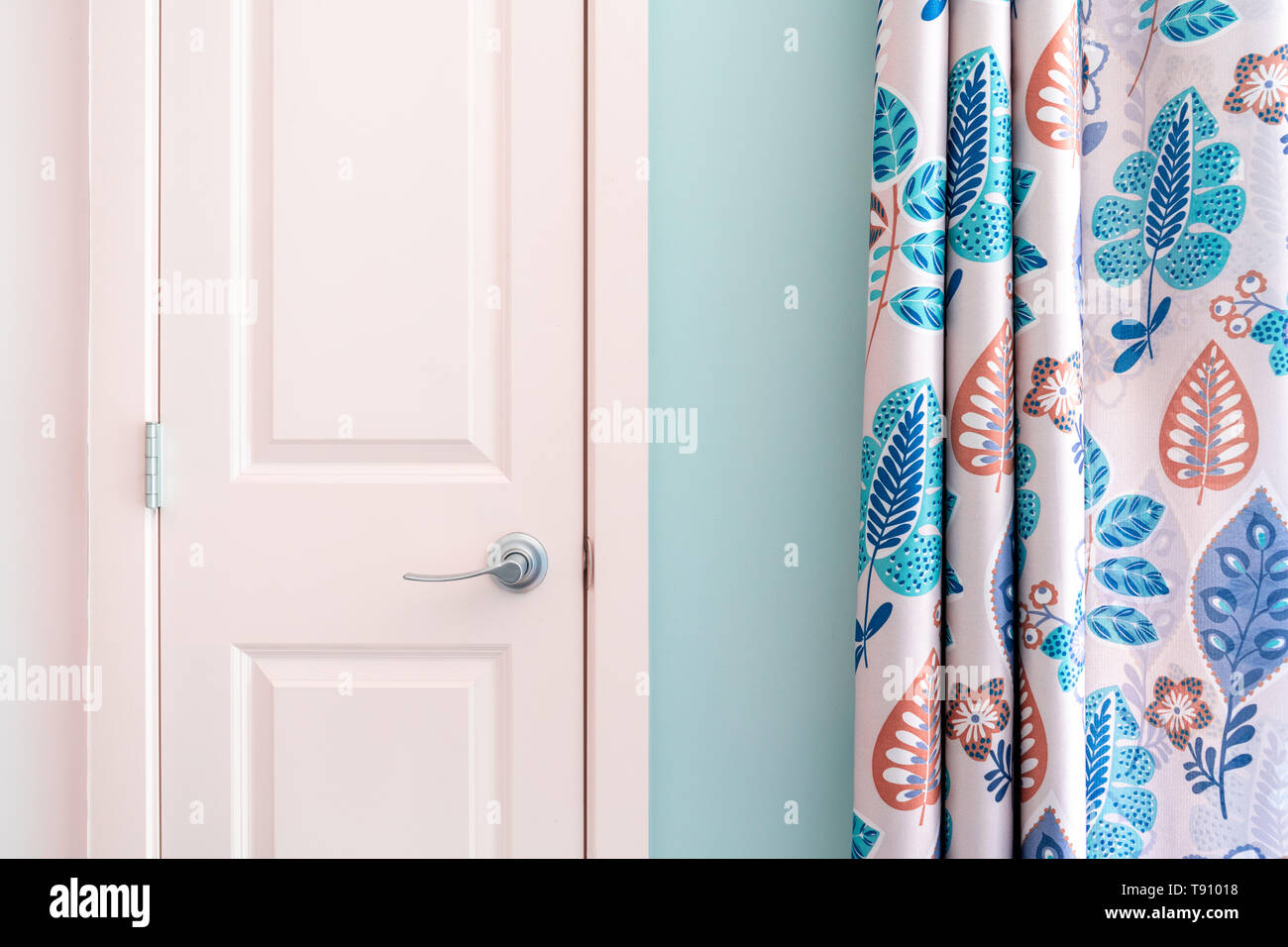 Home Interior Übersicht kolonial Schrank Tür mit Türkis Vorhang Dekor und hellen Blau gestrichene Wand. Stockfoto