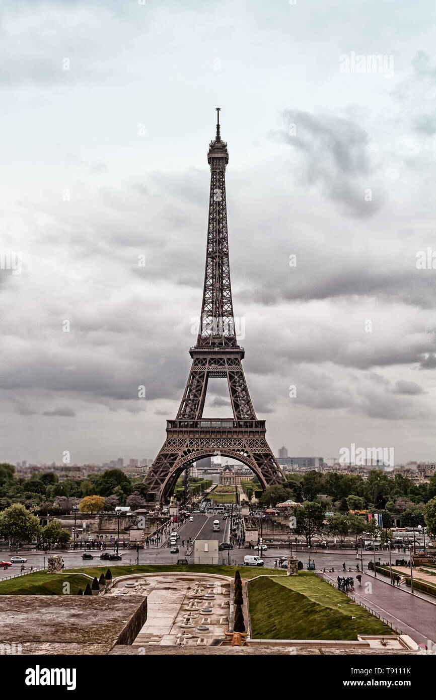 Die Wolken über den Eiffelturm in Paris, Frankreich. Das regnerische Wetter nicht den Verkehr rund um das Wahrzeichen beeinflussen. Stockfoto