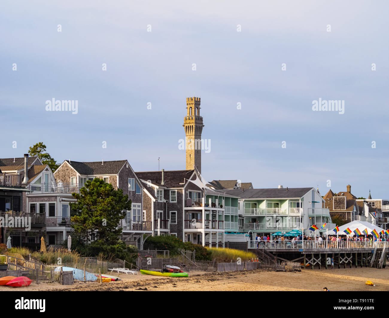 Provincetown und der Pilgrim Monument, Cape Cod, MA vom Strand aus gesehen. Ptown ist LGBT-freundlich, siehe Partei in den Vordergrund mit Gay Pride Fahnen. Stockfoto Provincetown und der Pilgrim Monument, Cape Cod, MA vom Strand aus gesehen. Ptown ist LGBT-freundlich, siehe Partei in den Vordergrund mit Gay Pride Fahnen. Stockfoto