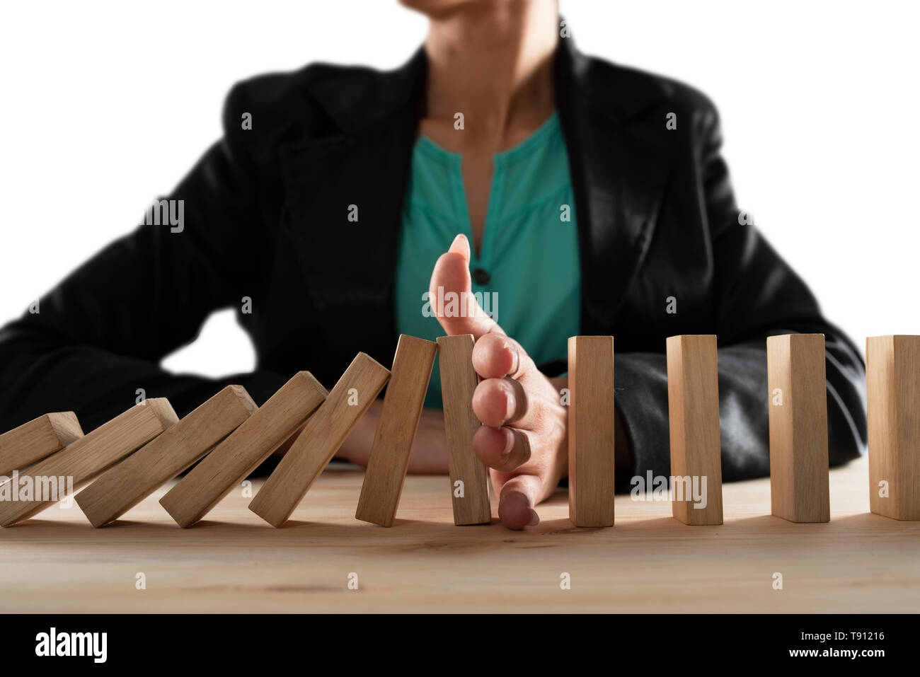 Geschäftsfrau hält eine Kette fallen wie Domino Spiel. Konzept zur Vermeidung der Krise und Ausfall im Geschäft. Stockfoto