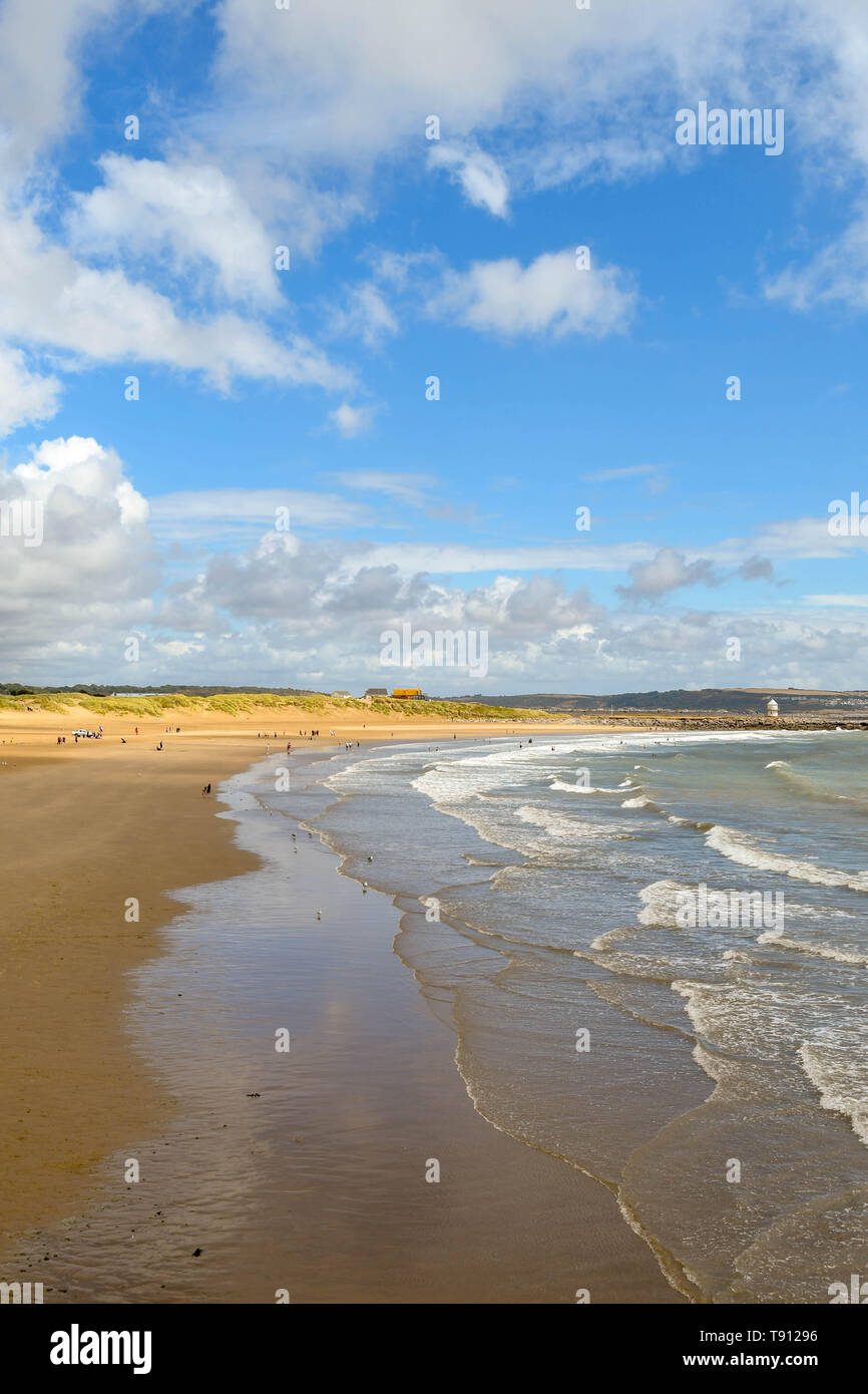 Coney Strand in Porthcawl bei Ebbe, mit Wellen am Strand. Es ist ein traditioneller Badeort an der South Wales Küste Stockfoto