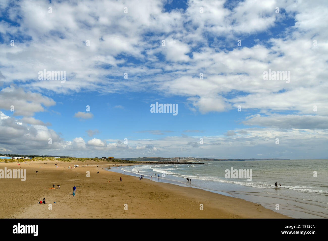 Coney Strand in Porthcawl bei Ebbe, mit Wellen am Strand. Es ist ein traditioneller Badeort an der South Wales Küste Stockfoto