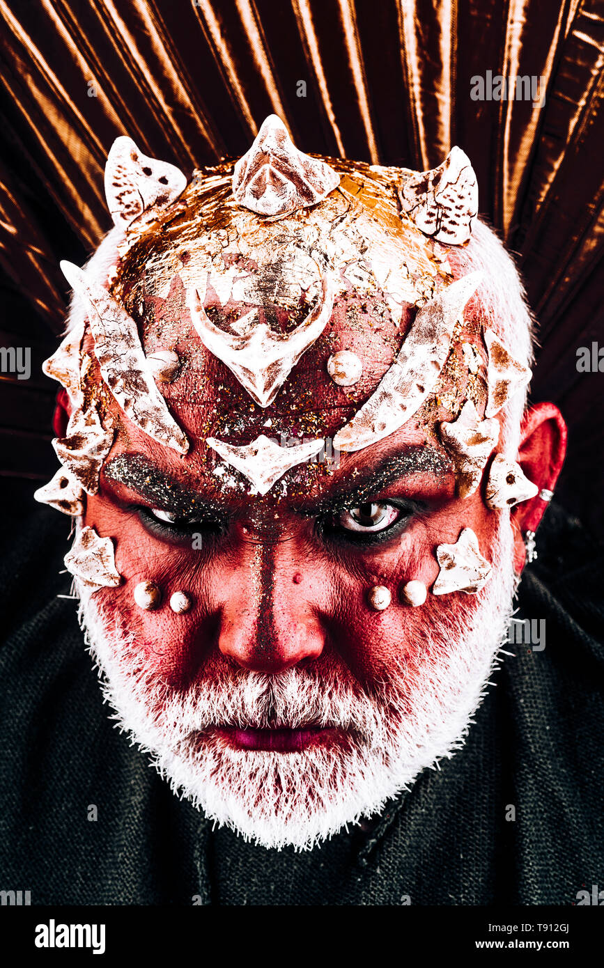 Voodooism und schwarzer Magie. Leben tricky ist, bleiben sie in ihrer Magie. Mann mit dem bösen Make-up, voodooism. halloween Mann mit Gesicht des Teufels. Macht der Zauber und Stockfoto