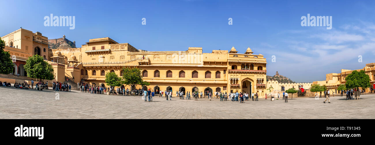 Amer, Indien - 17.November 2018: Touristen, die in Fort Amber in Jaipur, Rajasthan, Indien, 11 km von Jaipur, der Hauptstadt von Rajasthan. Es ist die Princ Stockfoto