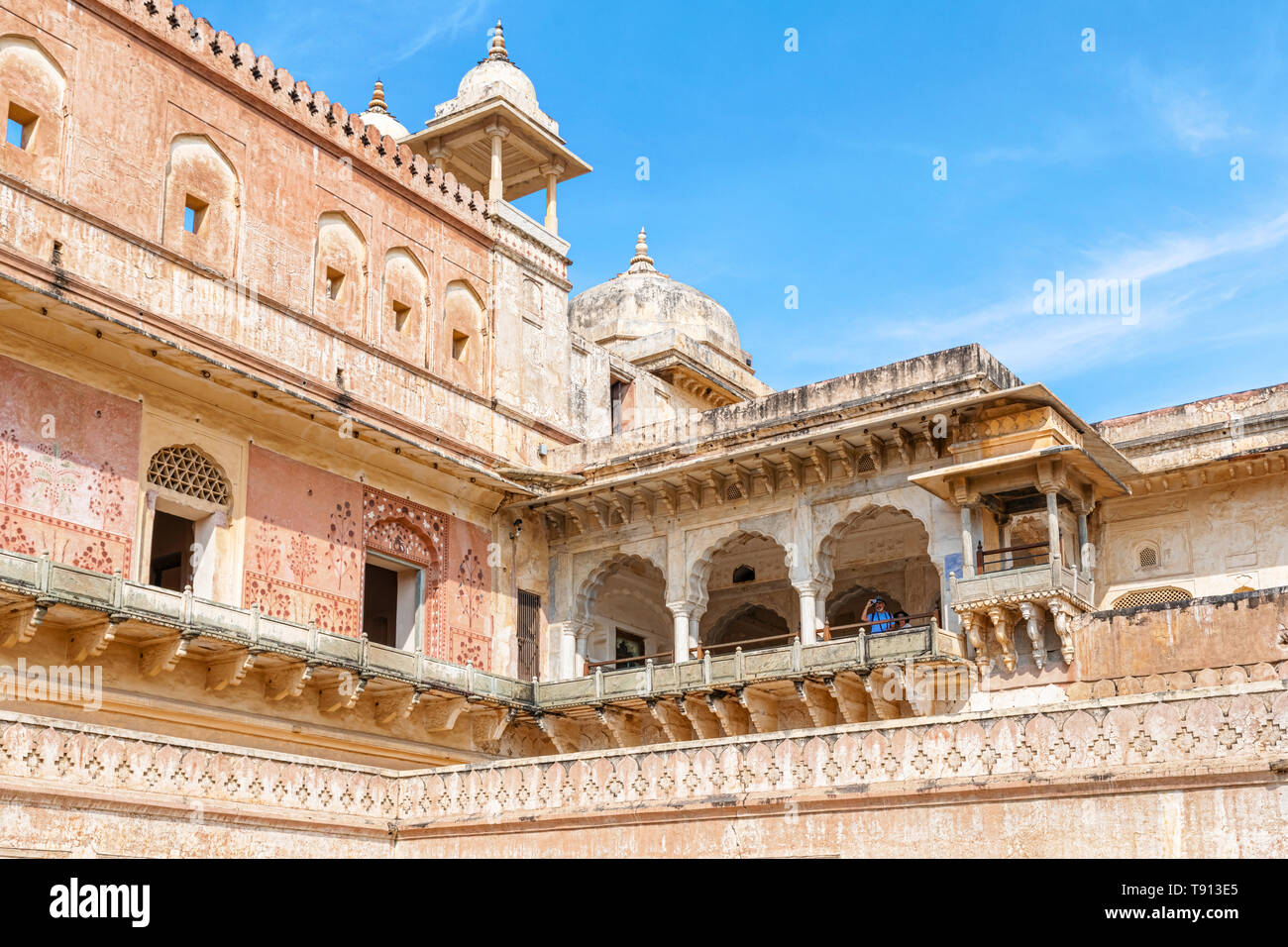 Amer, Indien - 17.November 2018: Touristen, die in Fort Amber in Jaipur, Rajasthan, Indien, 11 km von Jaipur, der Hauptstadt von Rajasthan. Es ist die Princ Stockfoto