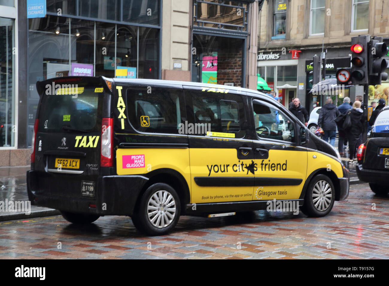 Glasgow Schottland Taxi an der Ampel im Regen warten Stockfoto