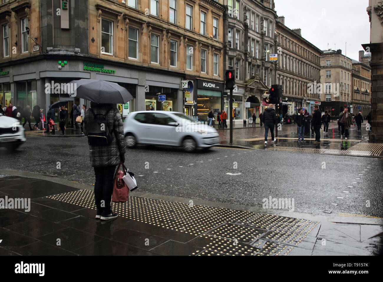 Glasgow Schottland Innenstadt Menschen überqueren die Straße an der Ampel warten im Regen Stockfoto