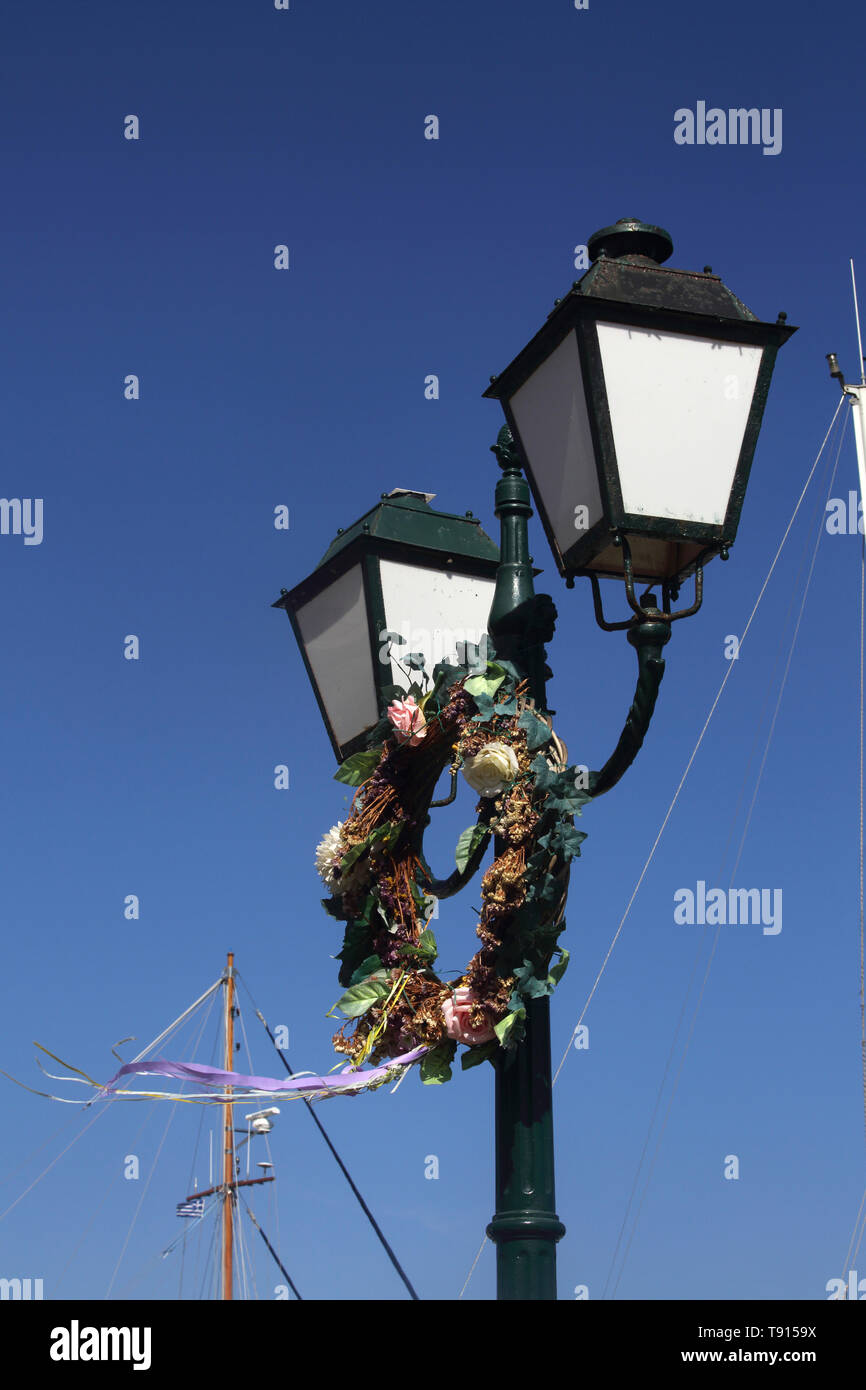 Vourkari Kea Insel Griechenland Blumen Kranz Aufhängen an Straßenlaternen Stockfoto