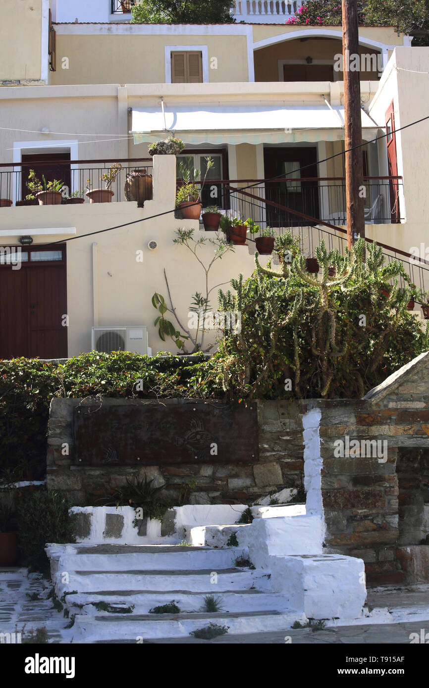 Vourkari Kea Insel Griechenland Häuser und Zeichen für Zeus Faber Dive Bar Stockfoto