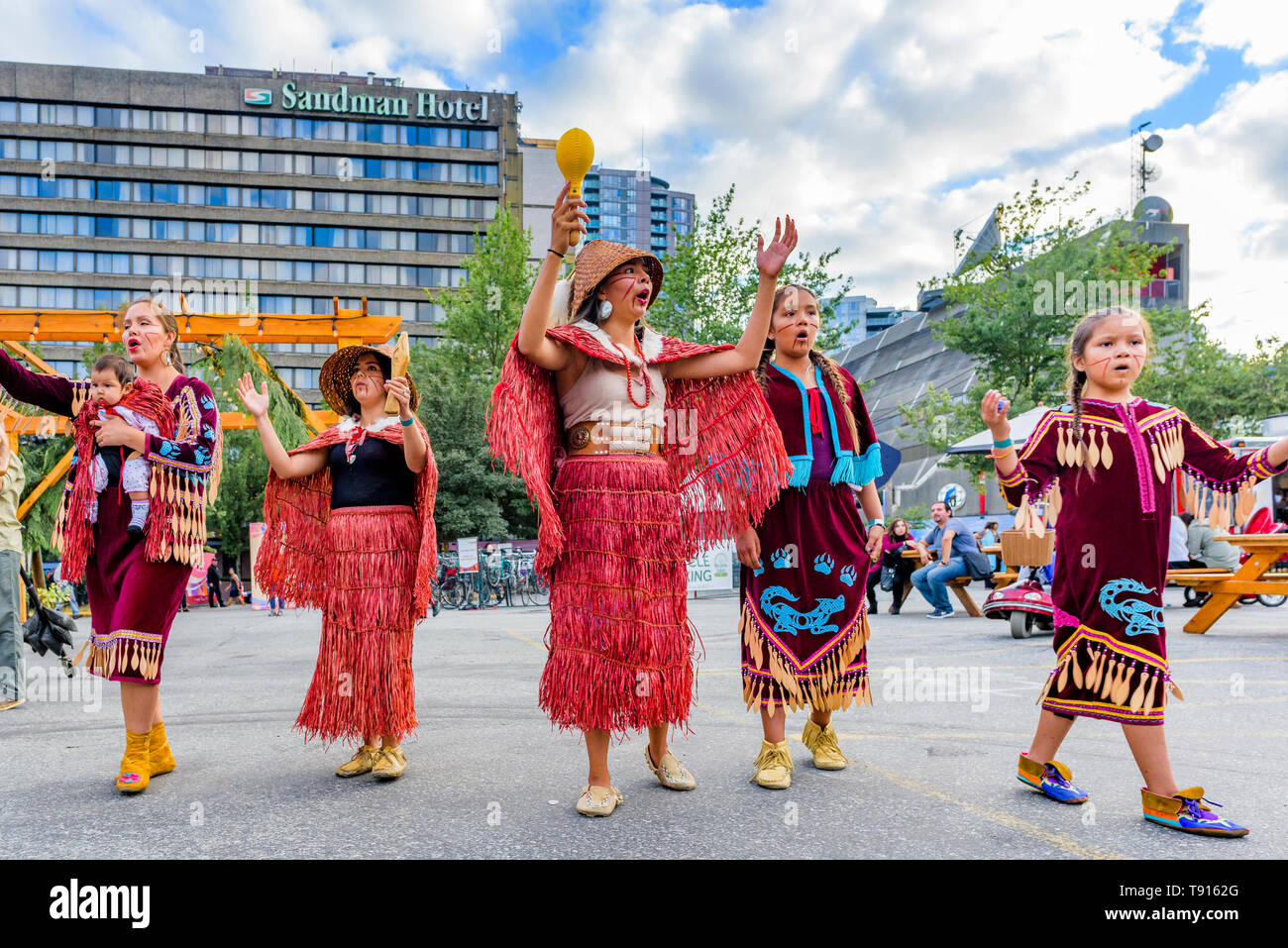 Musqueam Wolf Pack Tanz Gruppe. Die Trommel ruft Festival, larwill Park, Vancouver, British Columbia, Kanada. Stockfoto