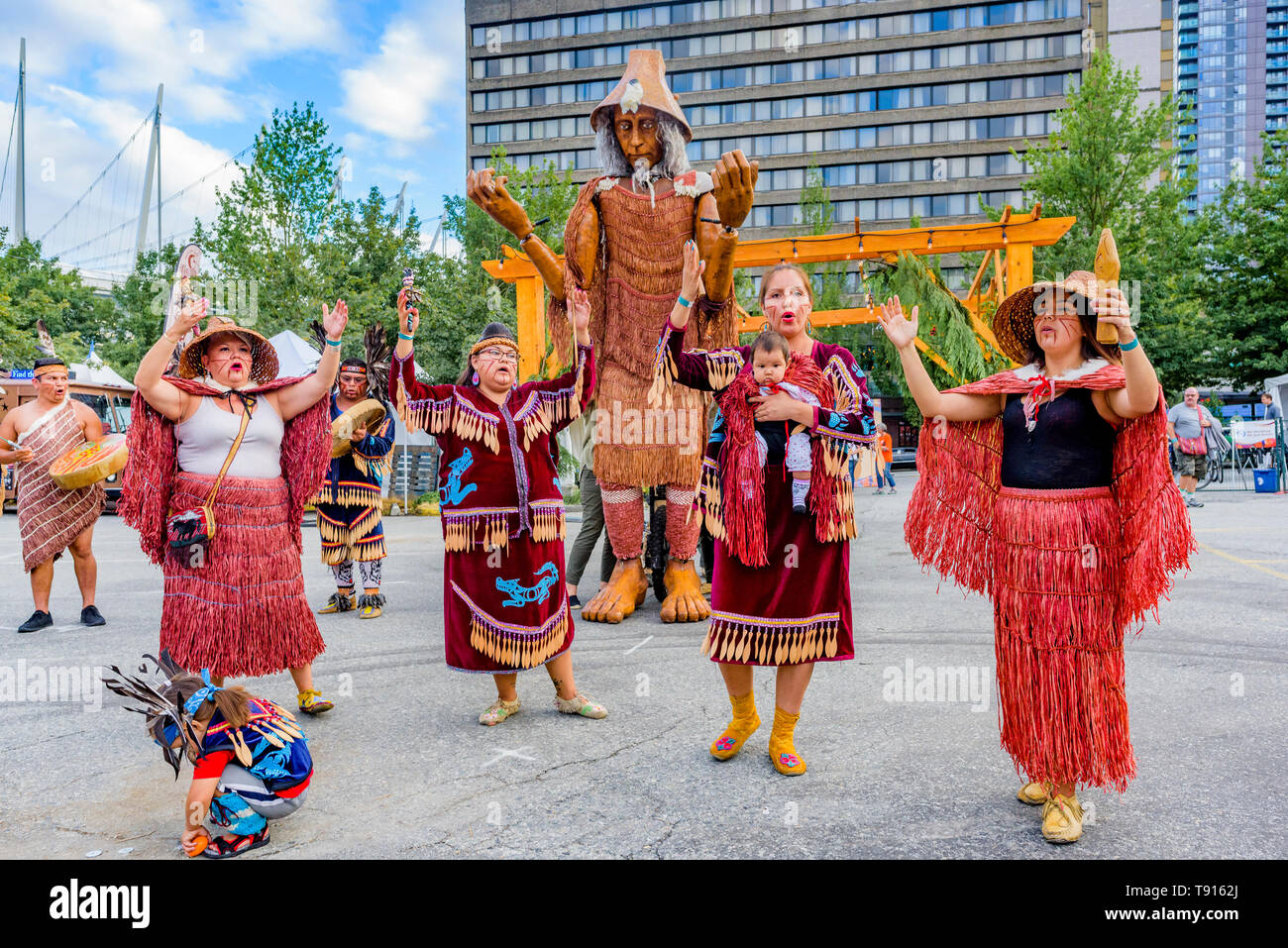 Musqueam Wolf Pack Tanz Gruppe. Die Trommel ruft Festival, larwill Park, Vancouver, British Columbia, Kanada. Stockfoto