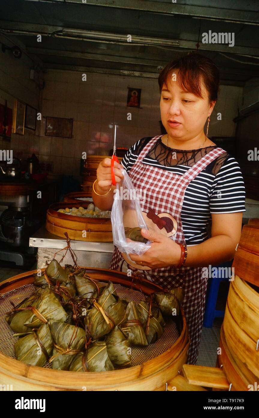 Shenzhen, China: Snack Bars und traditionelle Leckeres essen Knödel verkaufen Stockfoto